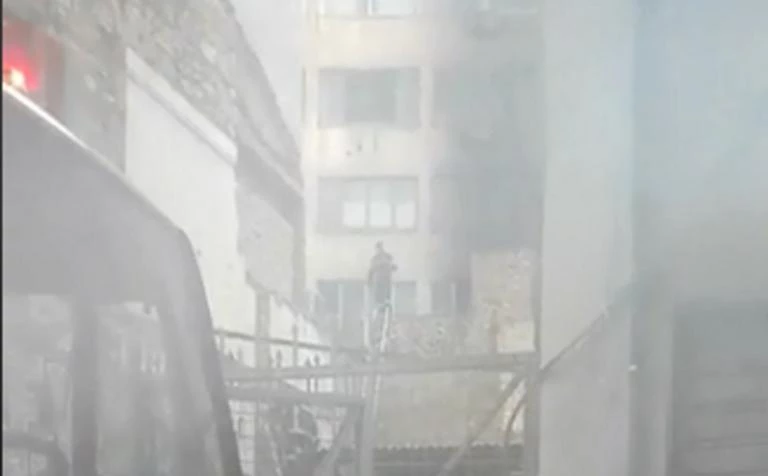 Φωτιά στο Μοναστηράκι: Καπνοί έχουν καλύψει το κέντρο της Αθήνας – Σώα τα άτομα που ήταν μέσα (βίντεο)